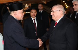 Bakan Güler Malezya Başbakanı'nı karşıladı