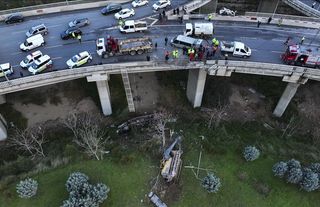İzmir'de tır viyadükten düştü