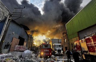 Mersin'de geri dönüşüm fabrikasında yangın
