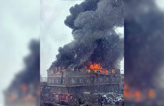 İstanbul'da fabrika yangını: Gökyüzü siyaha büründü