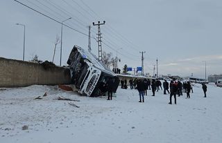Ağrı'da otobüs devrildi: 16 yaralı