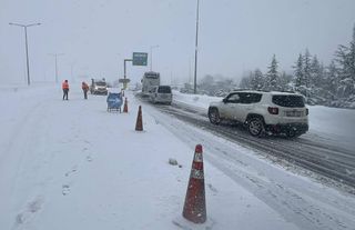 Erciyes Kayak Merkezi yolu yoğun kar yağışı nedeniyle trafiğe kapatıldı