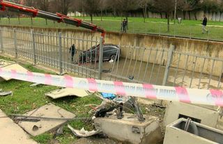 İki araç çarpıştı, otomobillerden biri dereye uçtu