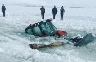 Çıldır Gölü'nde buz kırıldı! Traktör suya gömüldü