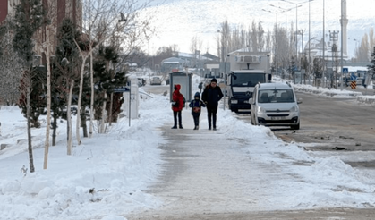 Karlı ve buzlu zeminde düşmeden nasıl yürünür?