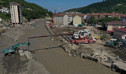 Ezine Çayı üzerine seyyar köprü inşa ediliyor