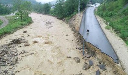 Bir Karadeniz klasiği! Yol çöktü