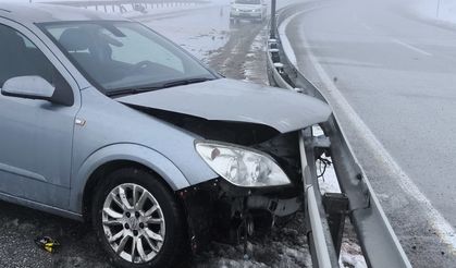 Erzincan'da bariyerlere çarpan otomobildeki 3 kişi yaralandı