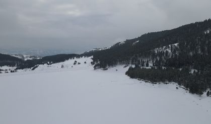 Giresun'da Dikmetaş Göleti buz tuttu