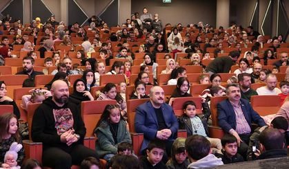 Mustafa Varank, Bursa'da çocuklarla "Rafadan Tayfa: Kapadokya" filmini izledi