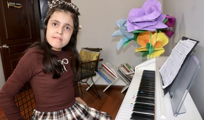Otizmli Hira renklerle piyano çalmayı öğrendi