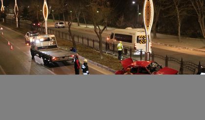 Yozgat'ta otomobilin üst geçidin ayağına çarptığı kazada 4 kişi yaralandı