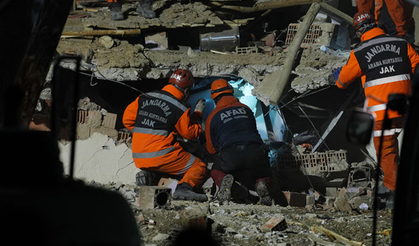 Konya'da çöken binanın enkazından 3 kişi sağ kurtarıldı