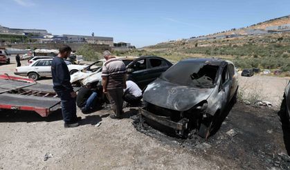 İşgalciler Filistinlilere ait araçları kundakladı