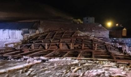 Ardahan'da şiddetli rüzgar: Çatılar uçtu