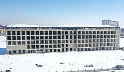 Sismik izolatörlerin kullanıldığı 270 yataklı hastanede sona doğru