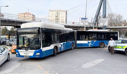 Belediye otobüsü refüjde asılı kaldı