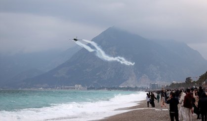 SOLOTÜRK'ten Antalya'da nefes kesen gösteri