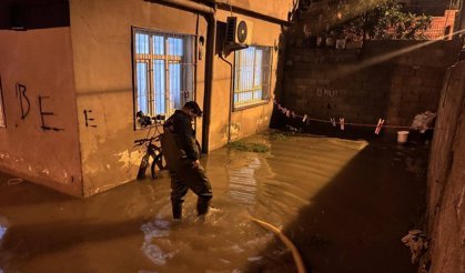 Adana'da sağanak hayatı olumsuz etkiledi