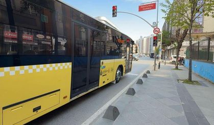 İETT otobüsü çukura düştü