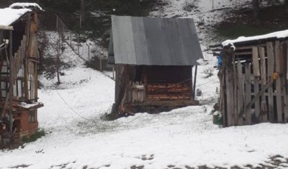 Ankara'nın yüksek kesimlerine kar yağdı