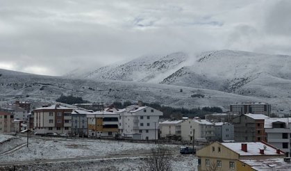 Bayburt'ta ilkbaharda kar manzarası