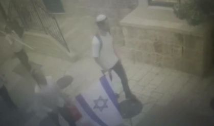 Siyonistler Meryem Ana heykeline tükürdü