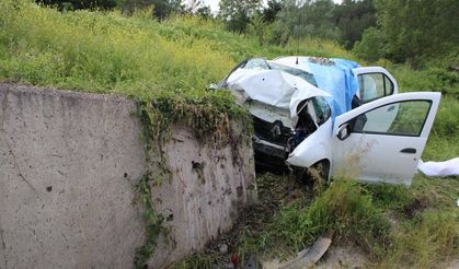 Kastamonu'da istinat duvarına çarpan otomobildeki 3 kişi öldü
