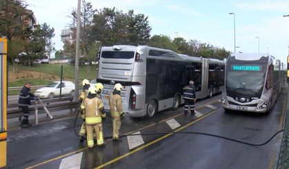 İstanbul'da metrobüsün motor kısmında yangın çıktı