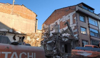 Sultangazi'de yıkım sırasında bitişikteki iki apartman hasar gördü