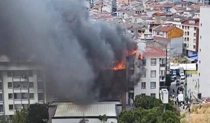 Esenyurt'ta 4 binanın çatısında yangın çıktı
