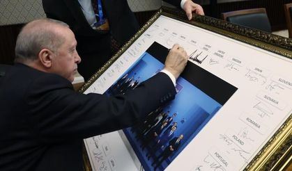 Liderler Zirve'deki aile fotoğrafını imzaladı