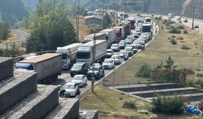 Bolu Tüneli'nde otomobil alev aldı