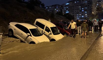 Keçiören'de sağanak sonrası yol çöktü