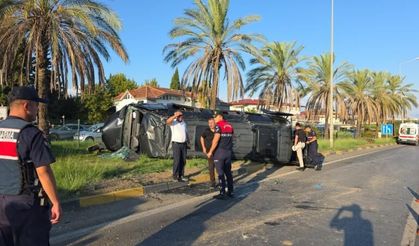 Antalya'da tur minibüsü ve 2 otomobil çarpıştı