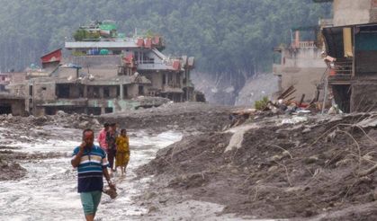 Nepal'deki seller en az 2,2 milyon ton enkaz bıraktı