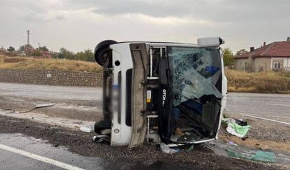Kırıkkale'de işçileri taşıyan midibüs devrildi: 14 yaralı