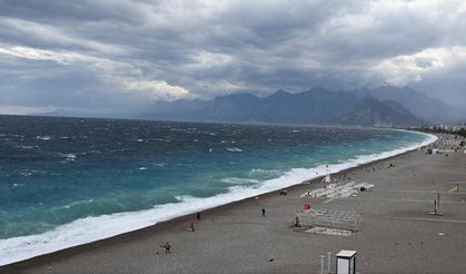 Antalya'da fırtına ve sağanak etkili oluyor