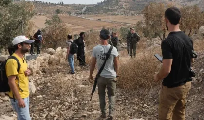İşgalciler Şeria'da 14 kişiyi yaraladı, 4 aracı yaktı