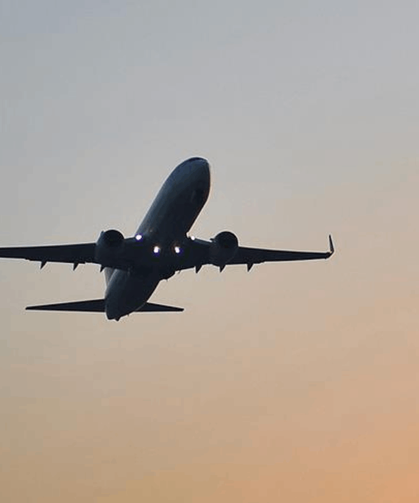 İki uçak havada çarpışmaktan kıl payı kurtuldu