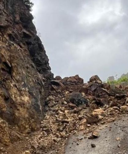 Rize'de heyelan! Köy yolu ulaşıma kapandı