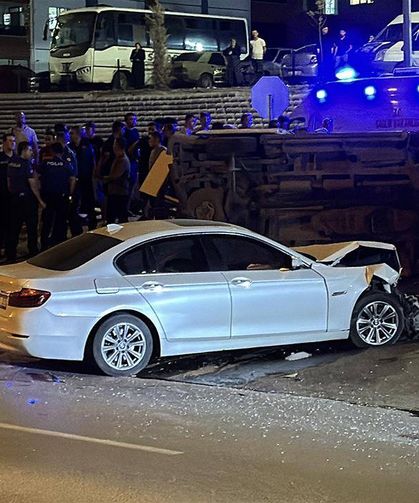Otomobille çarpışan minibüs devrildi: 9 yaralı