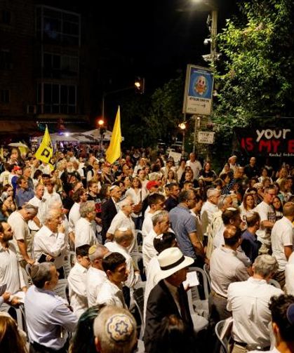 Yüzlerce İsrailli Netanyahu'yu evinin önünde protesto etti