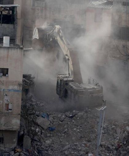 İşgalci İsrail Filistinlilere ait 3 evi yıktı