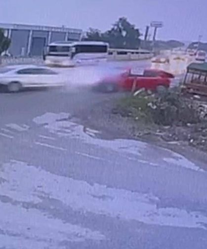 İzmir'de iki otomobil çarpıştı: 2 ölü, 4 yaralı