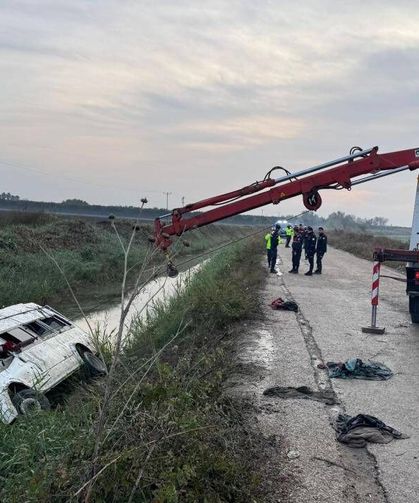 Adana'da minibüs sulama kanalına devrildi