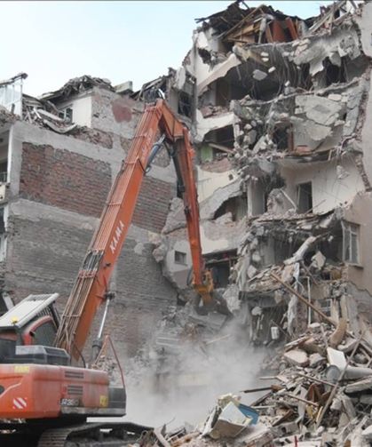 Sındırgı'da ağır hasarlı 18 bina daha yıkıldı