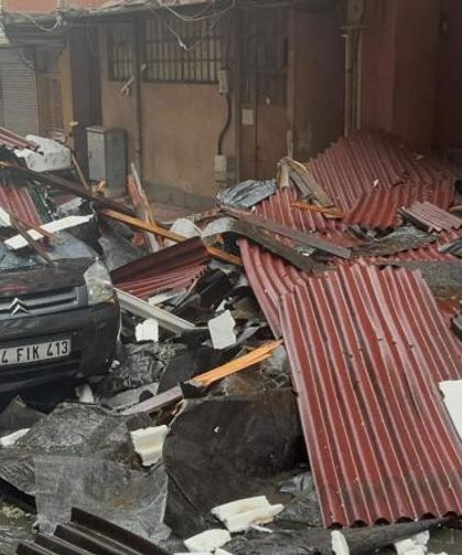 İstanbul'da fırtına bilançosu: 45 ağaç devrildi