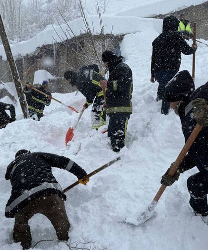Van'da çığ düştü, evler tahliye edildi