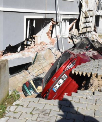 İzmir'de istinat duvarı çöktü